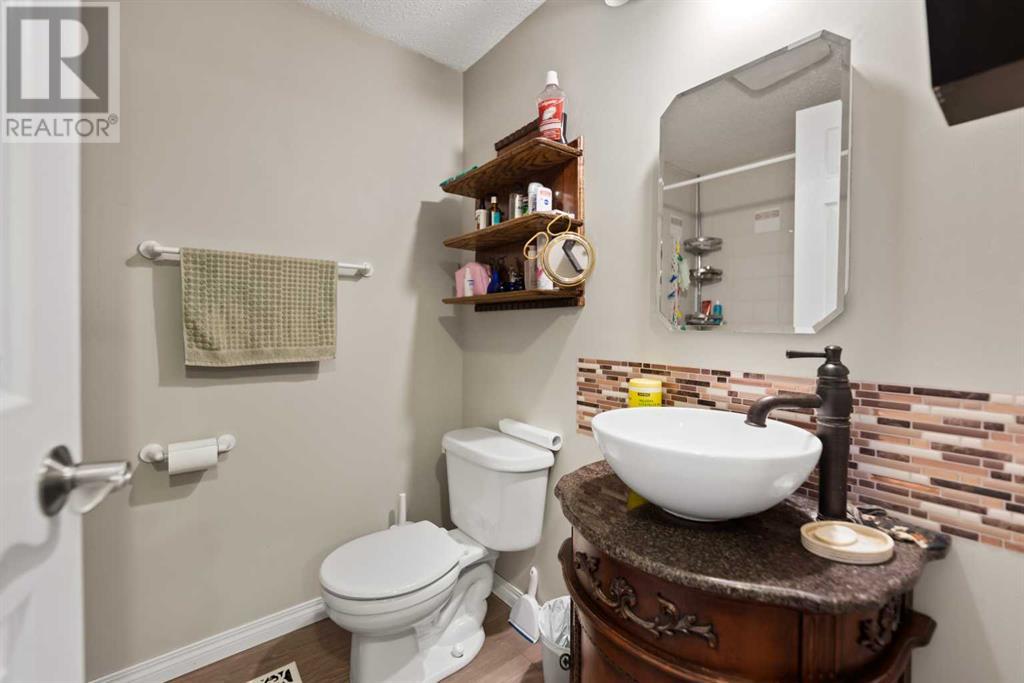 Single Family House for Sale in A Fonda Green SE Forest Heights Calgary 
