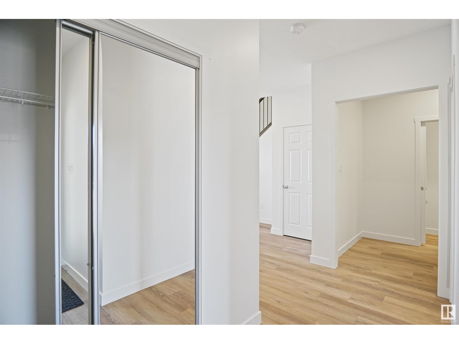 Photo 2 of 17627 46 St Nw, Edmonton AB