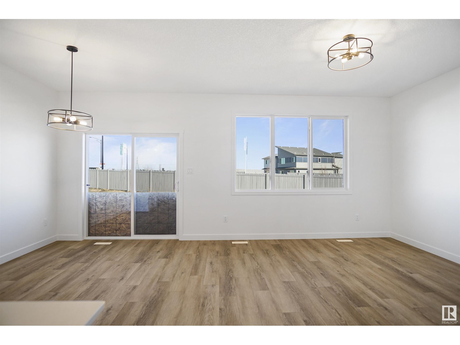 Photo 8 of 17627 46 St Nw, Edmonton AB