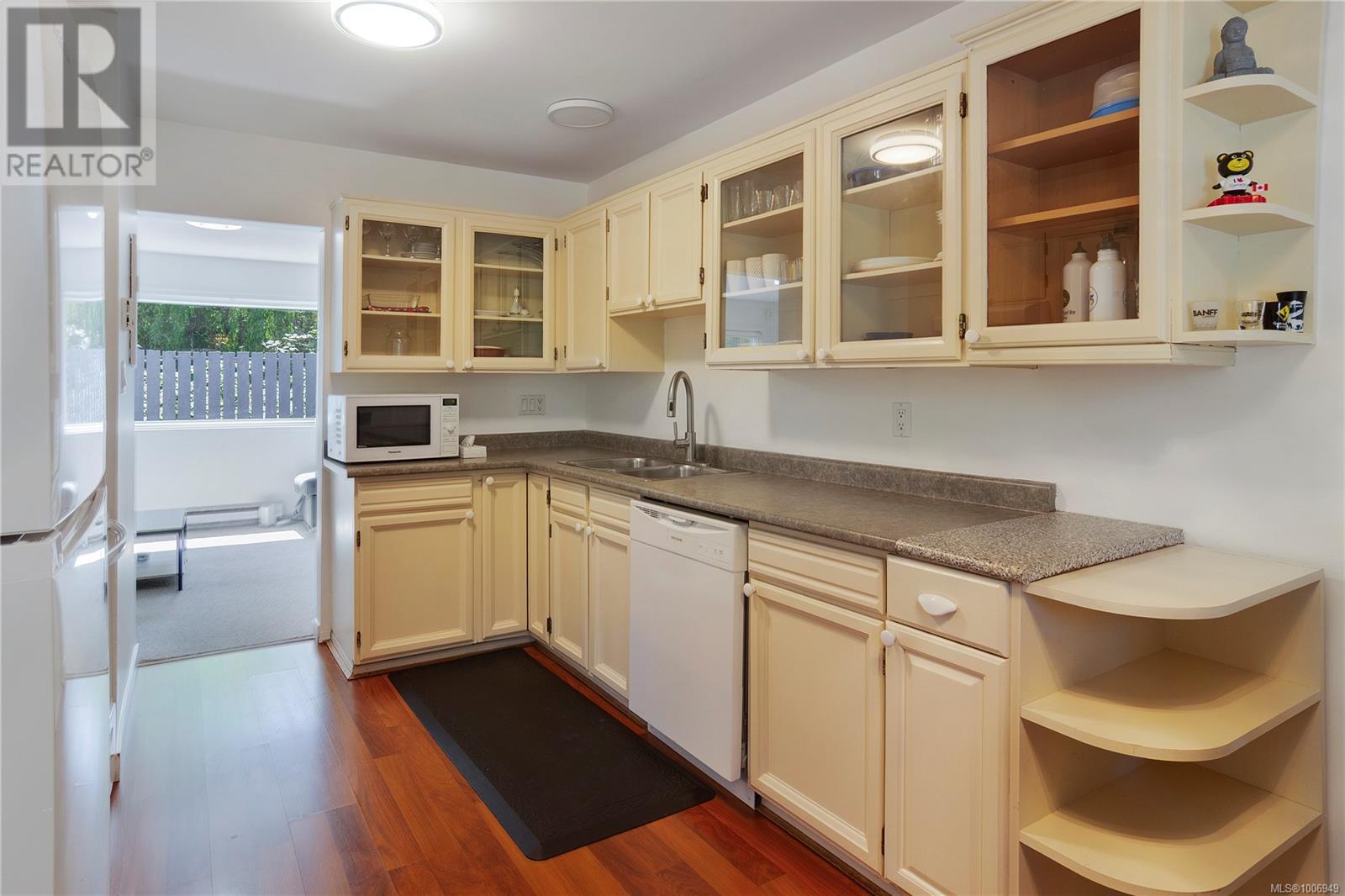 Photo 8 of 2 230 Wakesiah Ave, Nanaimo BC