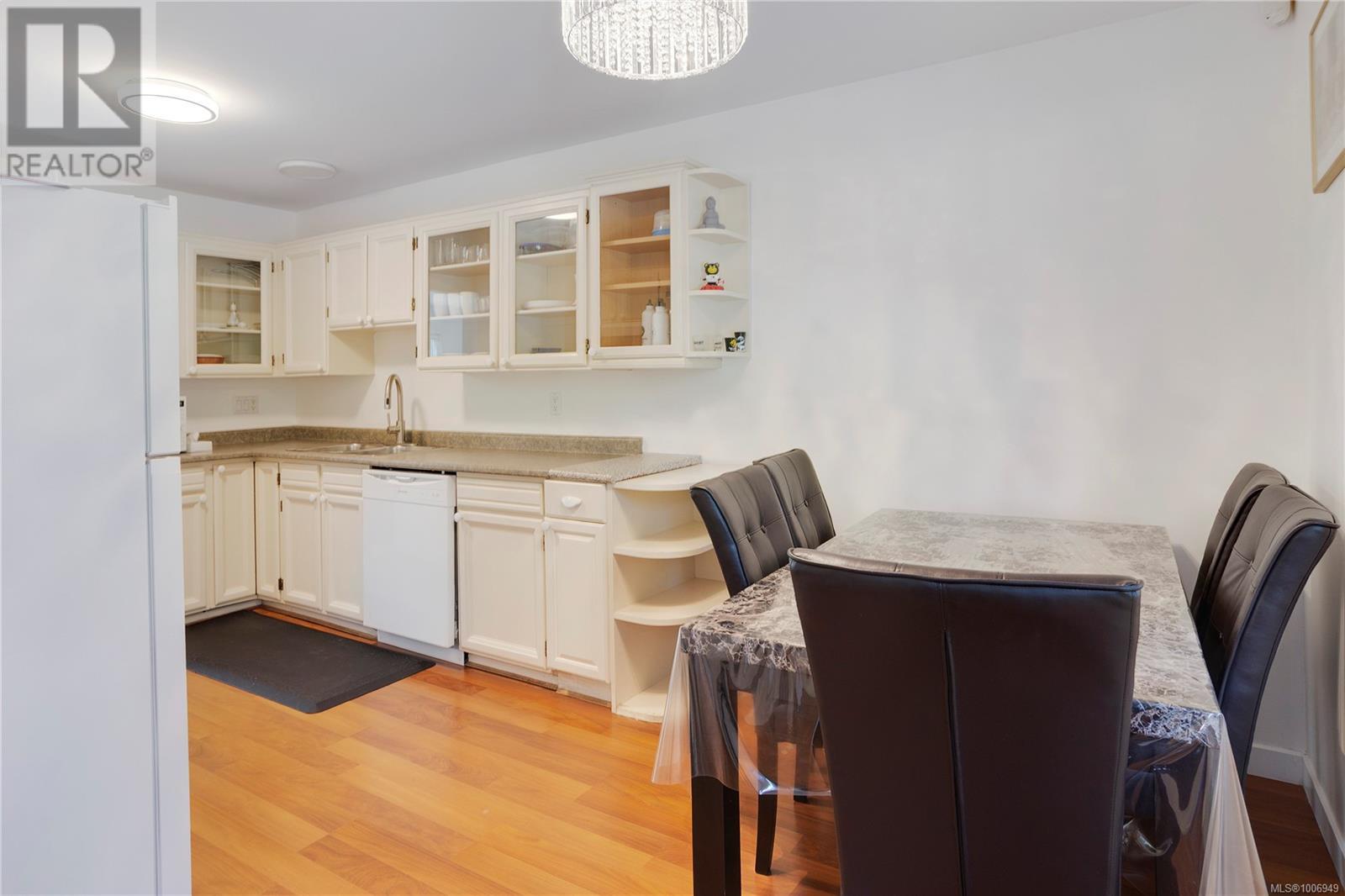 Photo 10 of 2 230 Wakesiah Ave, Nanaimo BC