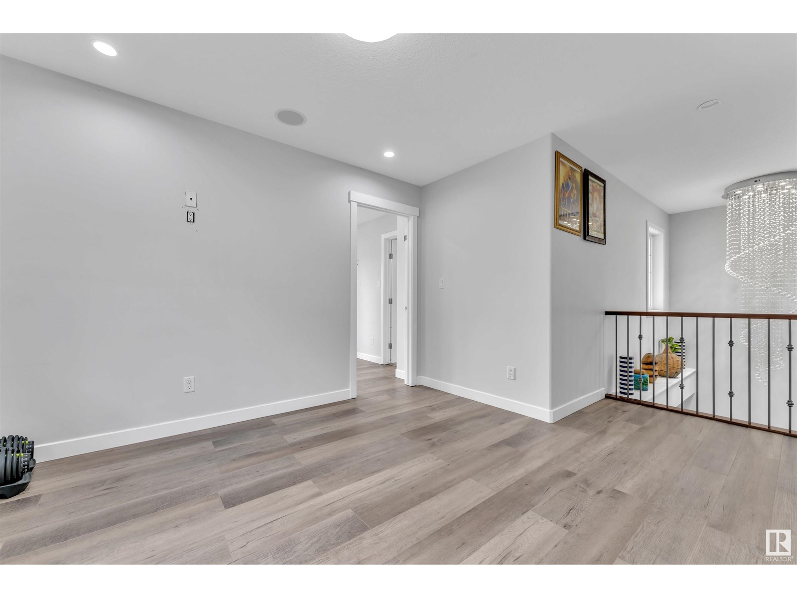 Photo 2 of 2217 56 St Sw, Edmonton AB