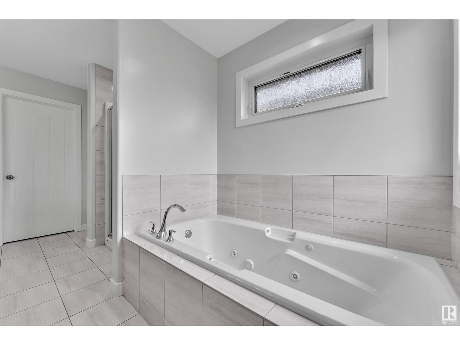 Photo 3 of 2217 56 St Sw, Edmonton AB