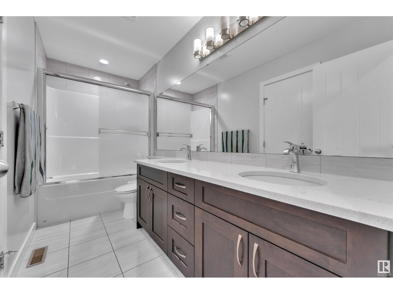 Photo 6 of 2217 56 St Sw, Edmonton AB