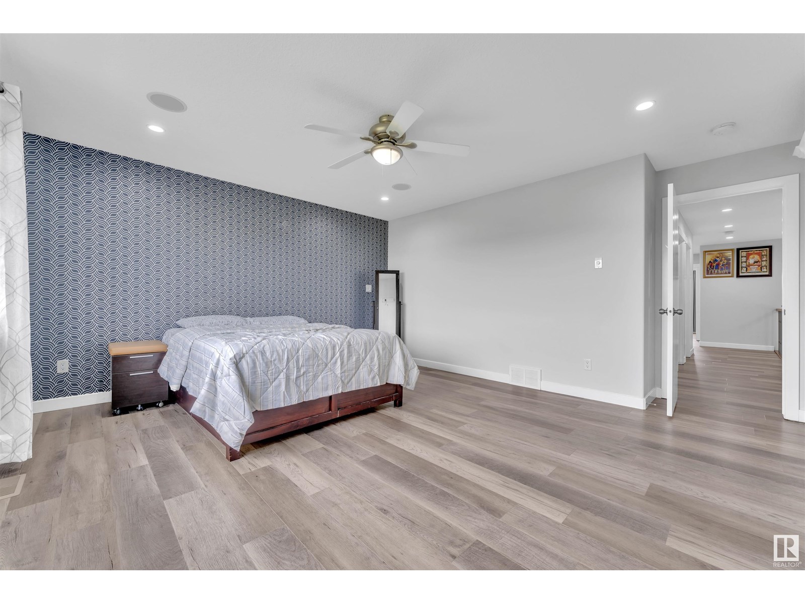 Photo 4 of 2217 56 St Sw, Edmonton AB