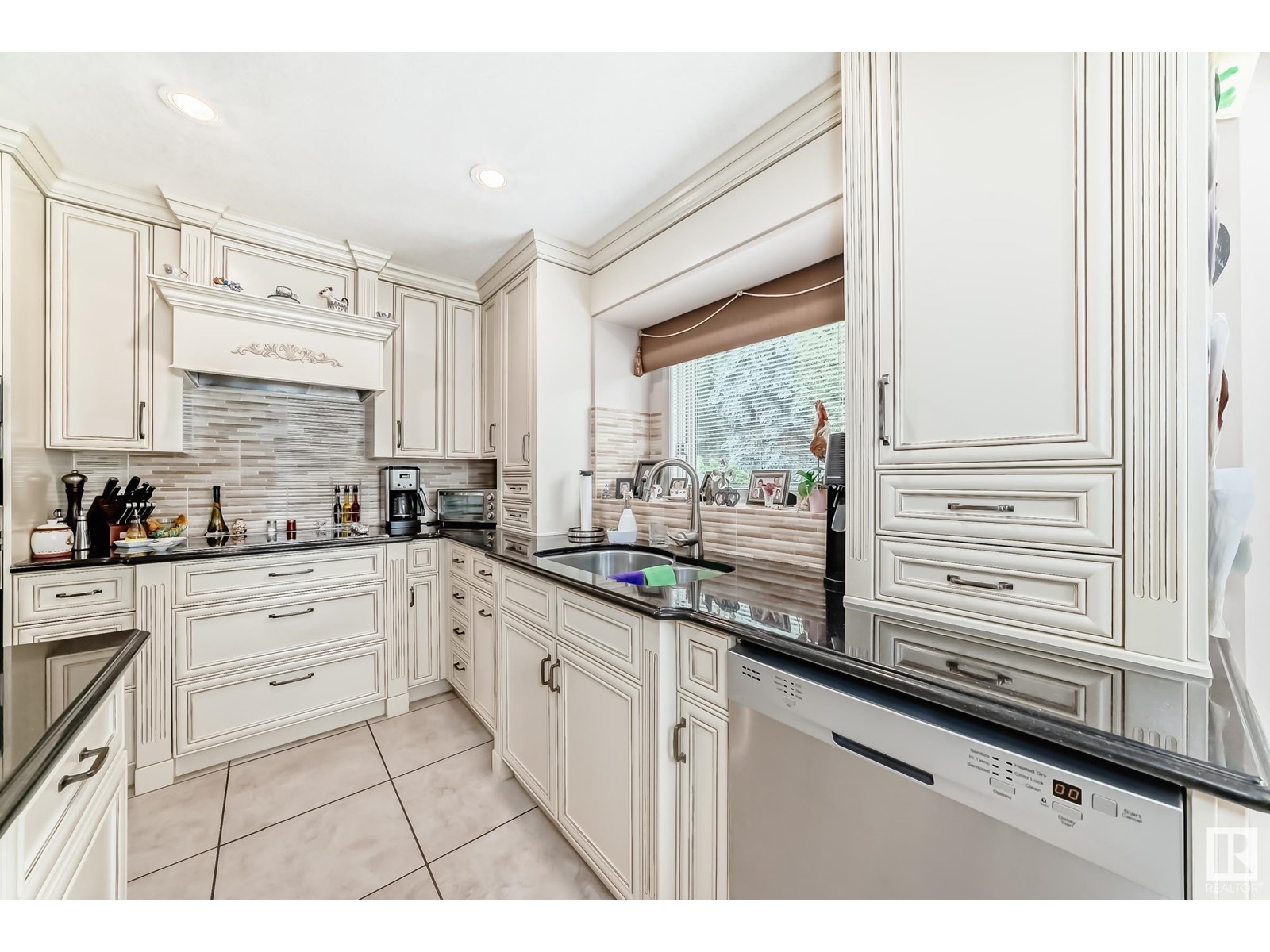 Photo 17 of 17416 53 Av Nw, Edmonton AB