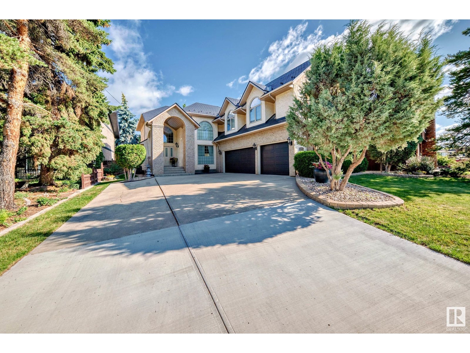 Photo 2 of 17416 53 Av Nw, Edmonton AB