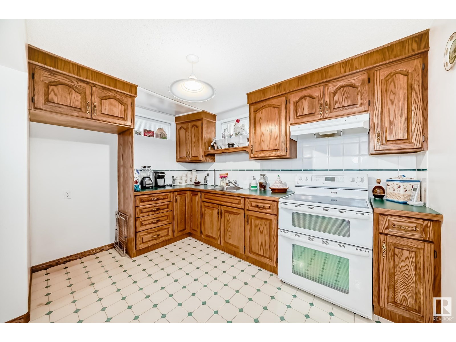 Photo 53 of 17416 53 Av Nw, Edmonton AB