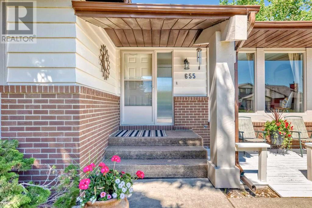 Single Family House Bungalow for Sale in  deercroft Way SE Deer Run Calgary 
