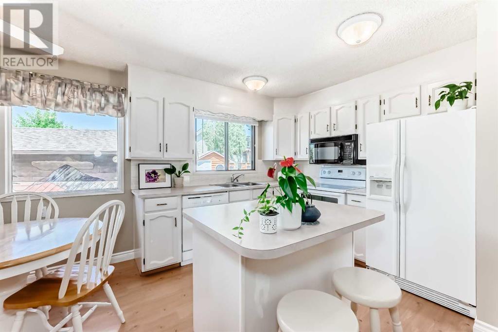 Single Family House Bungalow for Sale in  deercroft Way SE Deer Run Calgary 