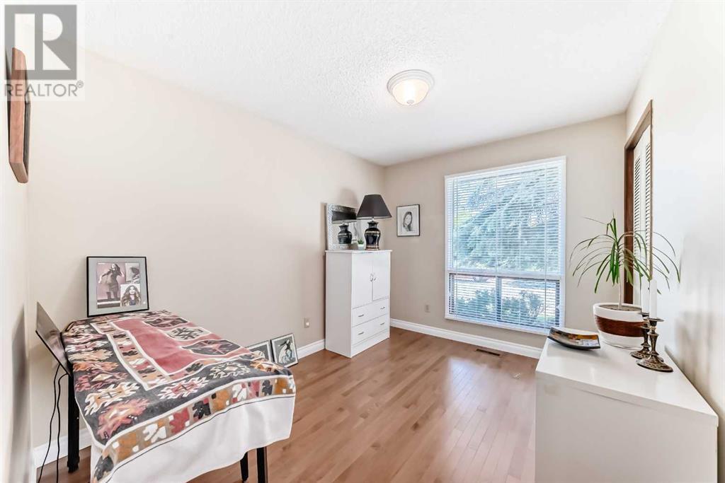 Single Family House Bungalow for Sale in  deercroft Way SE Deer Run Calgary 