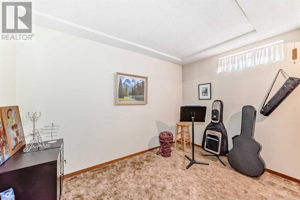 Single Family House Bungalow for Sale in  deercroft Way SE Deer Run Calgary 