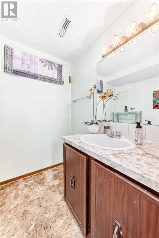 Single Family House Bungalow for Sale in  deercroft Way SE Deer Run Calgary 