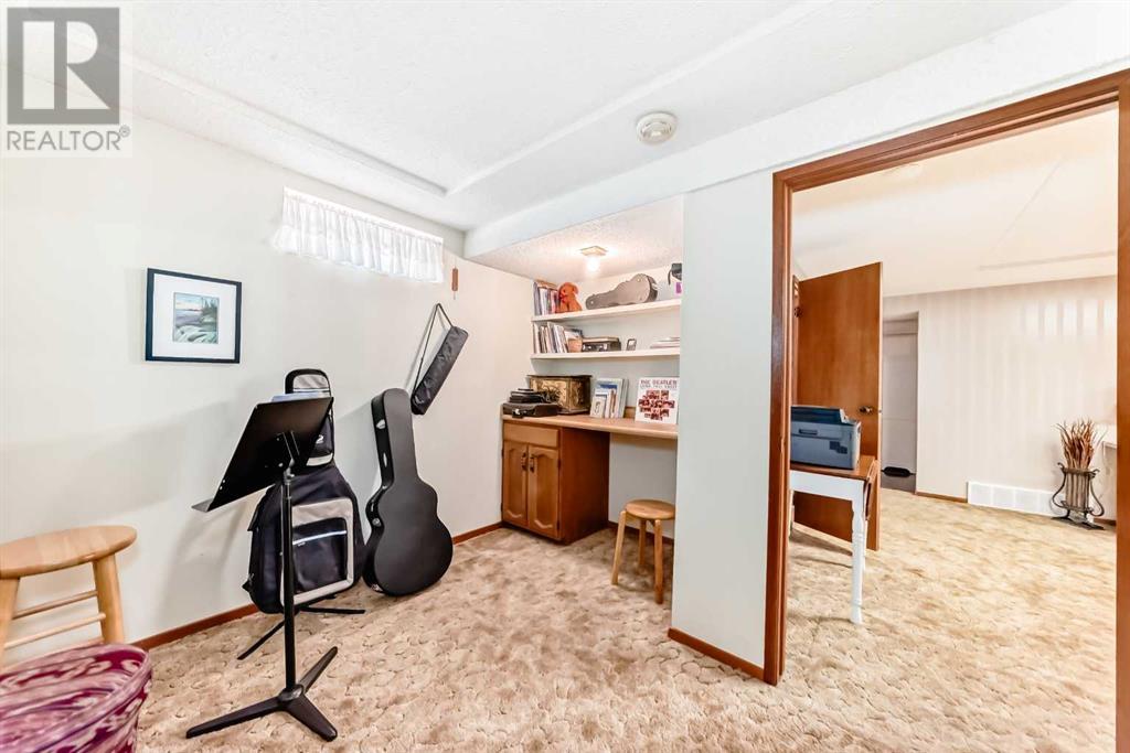 Single Family House Bungalow for Sale in  deercroft Way SE Deer Run Calgary 