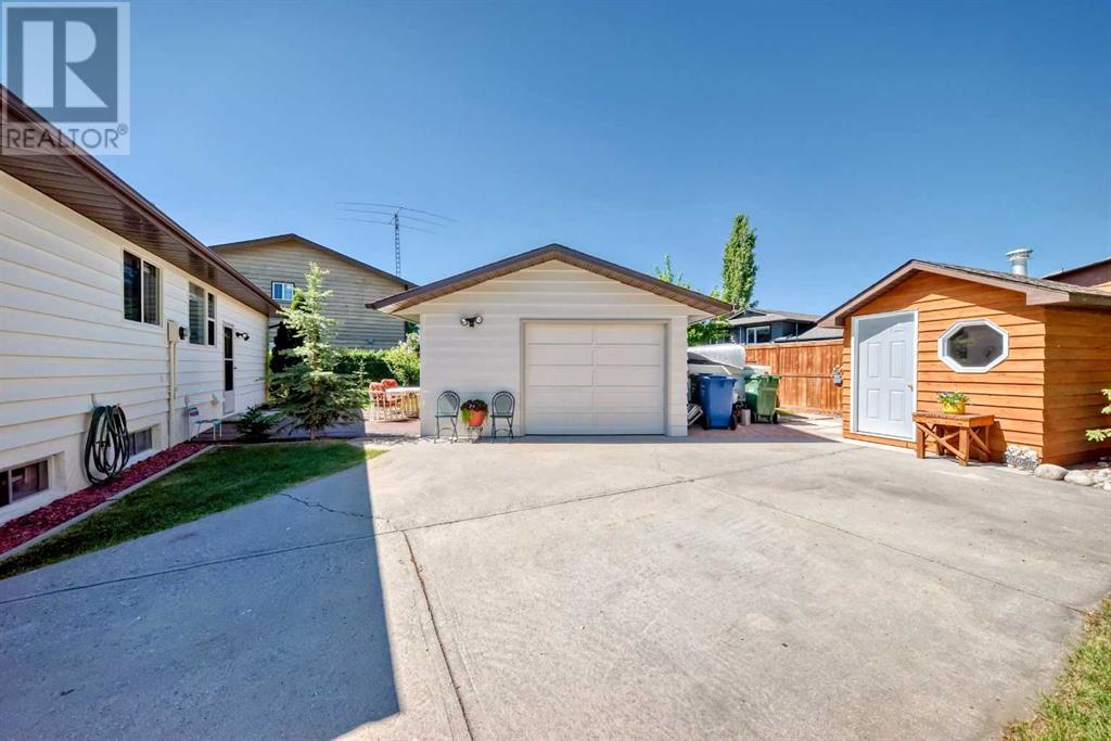 Single Family House Bungalow for Sale in  deercroft Way SE Deer Run Calgary 