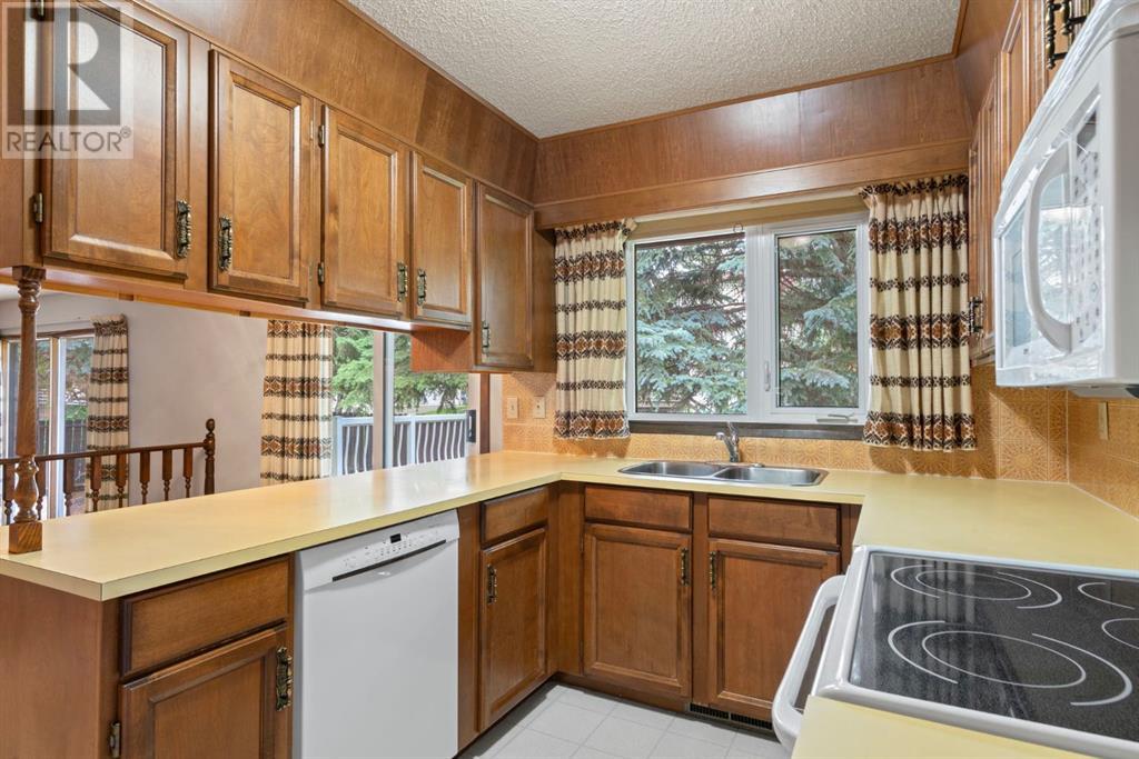 Single Family House for Sale in  Dalcastle Mews NW Dalhousie Calgary 