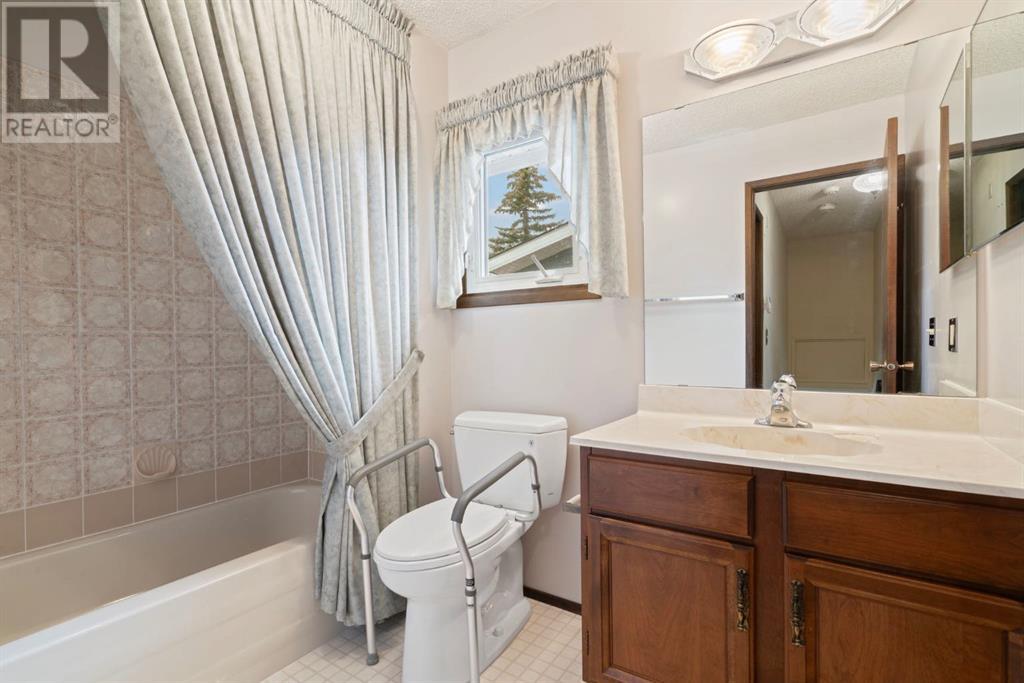 Single Family House for Sale in  Dalcastle Mews NW Dalhousie Calgary 