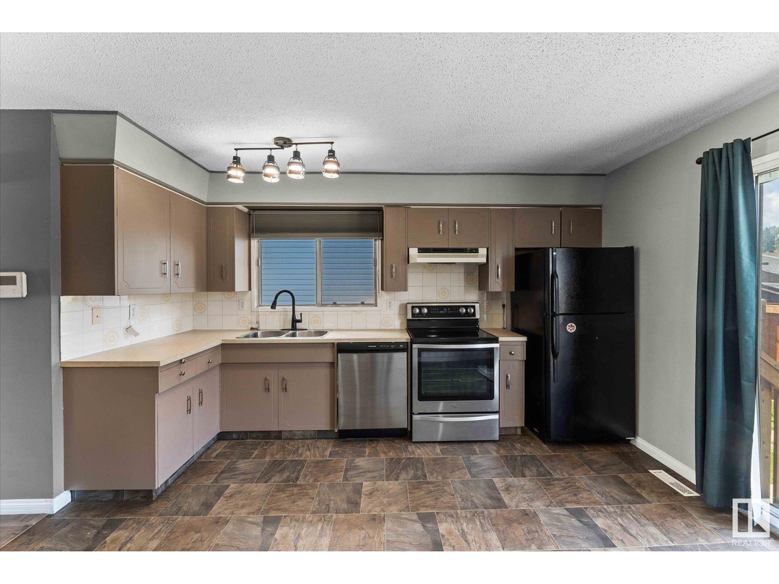 Photo 14 of 33 Westglen Cr, Spruce Grove AB