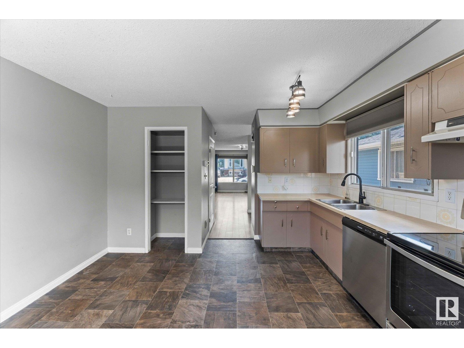 Photo 8 of 33 Westglen Cr, Spruce Grove AB