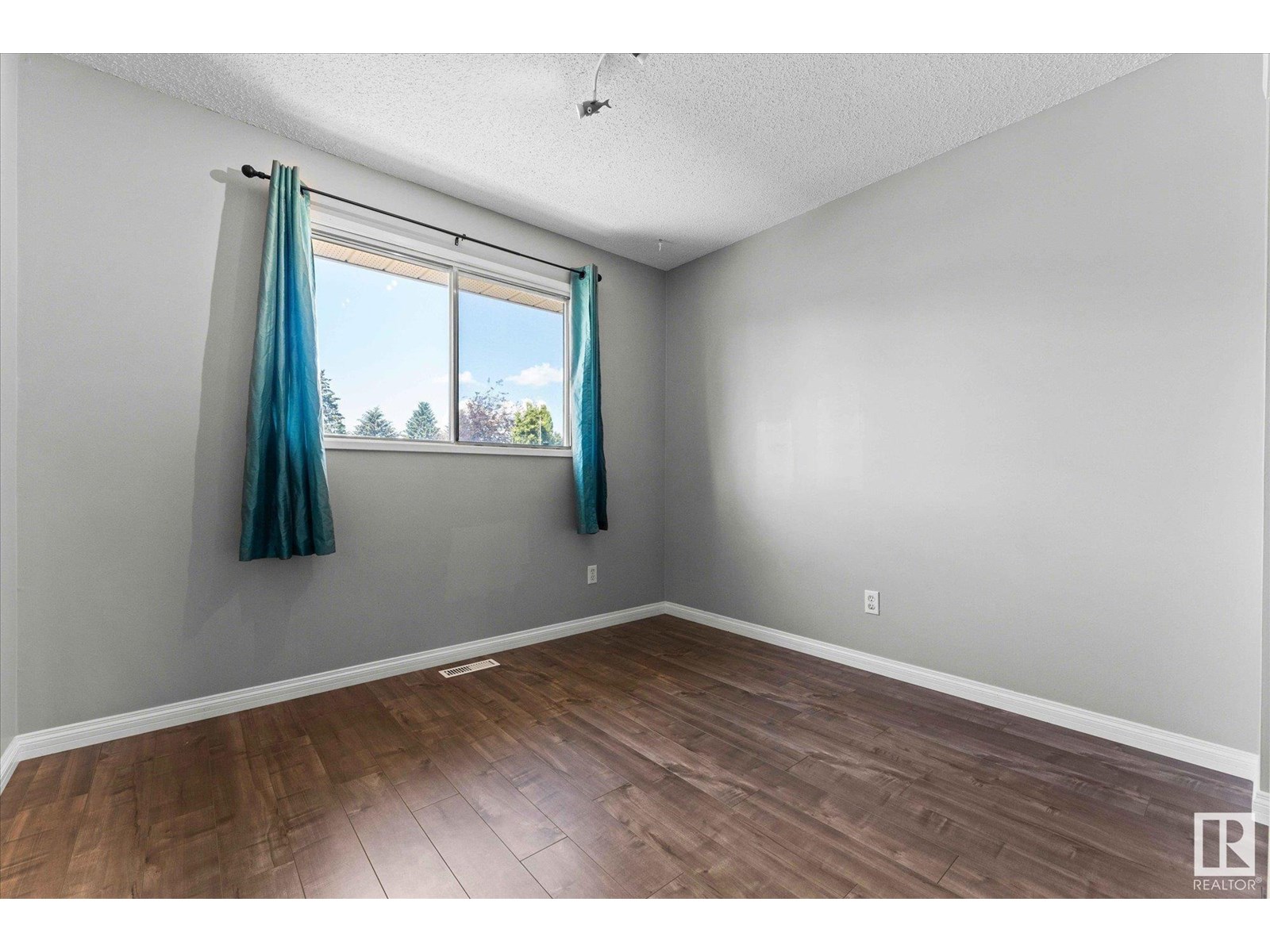 Photo 17 of 33 Westglen Cr, Spruce Grove AB