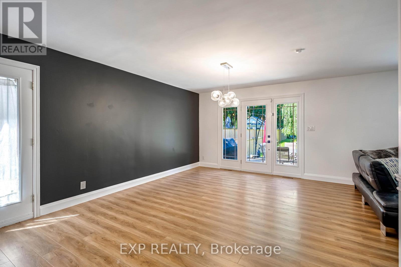 Photo 2 of 5585 Belmont Avenue, Niagara Falls ON