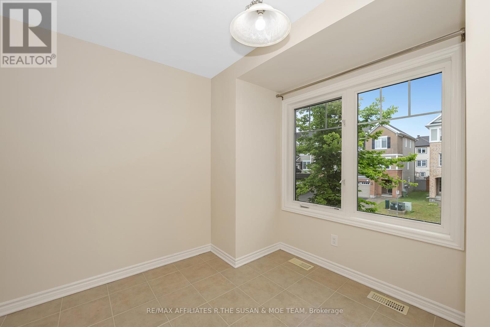 Photo 22 of 503 Coldwater Crescent, Ottawa ON