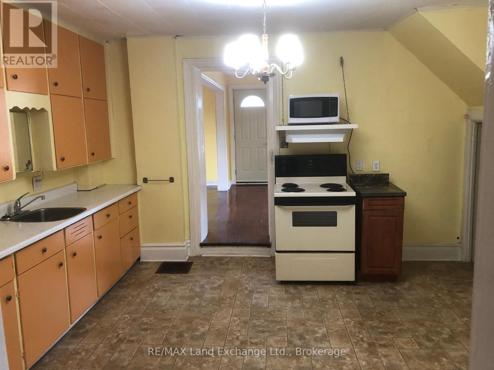 Photo 3 of 204 Amelia Street, Brockton ON