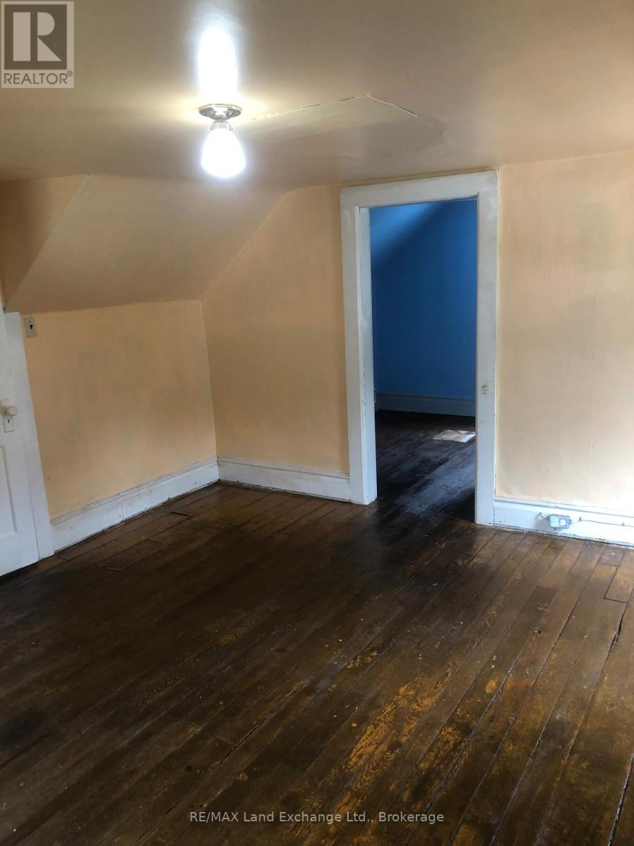 Photo 8 of 204 Amelia Street, Brockton ON