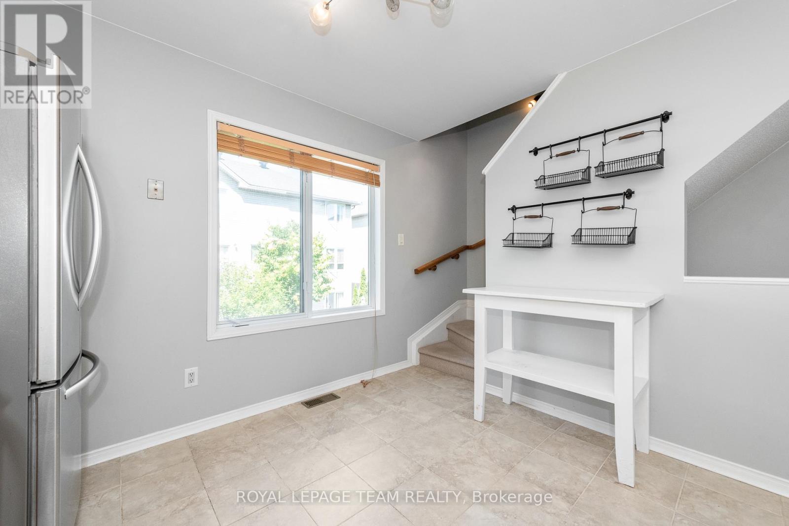 Photo 16 of 40 Manhattan Crescent S, Ottawa ON