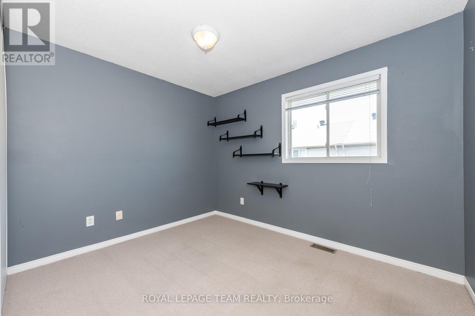 Photo 18 of 40 Manhattan Crescent S, Ottawa ON