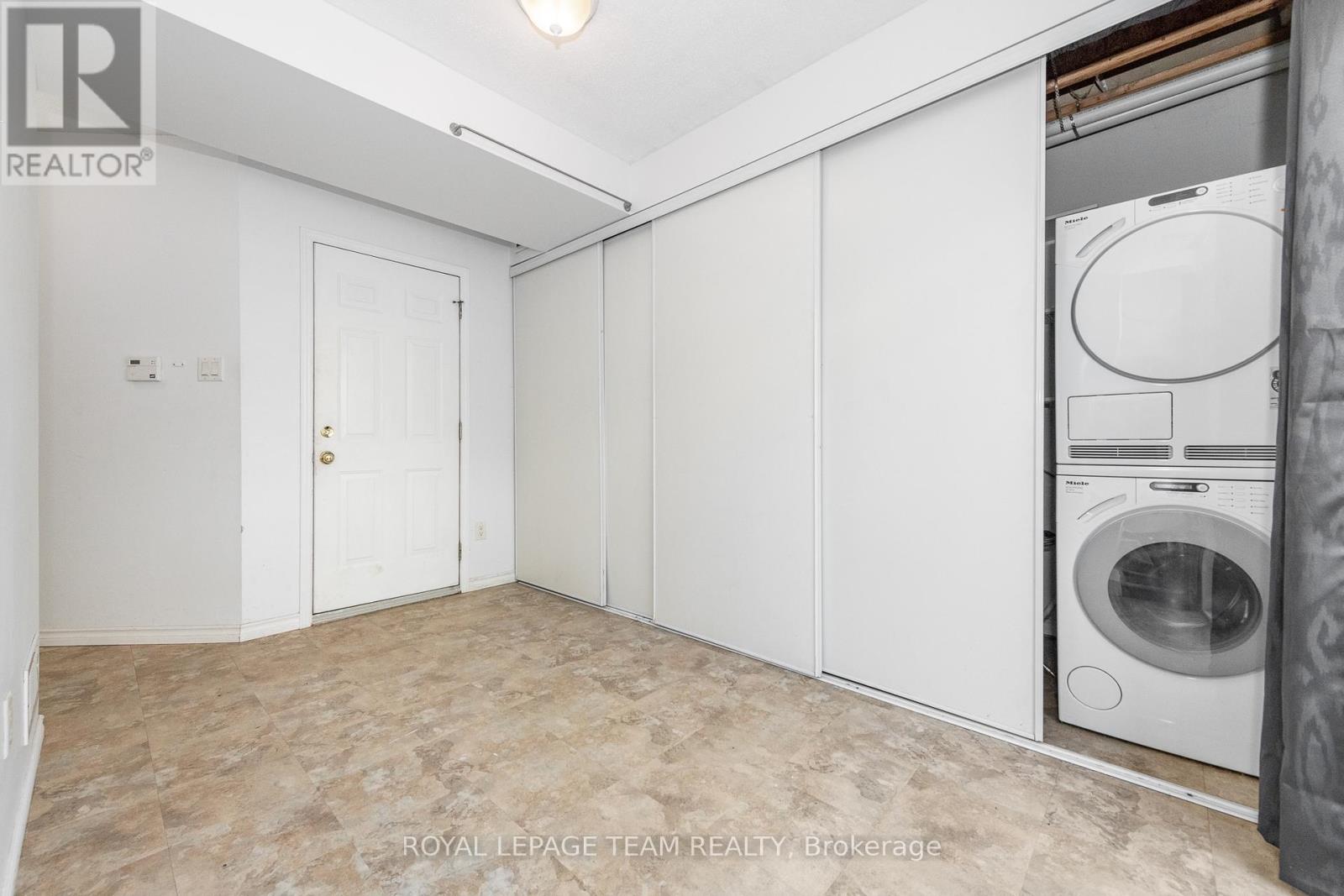 Photo 9 of 40 Manhattan Crescent S, Ottawa ON