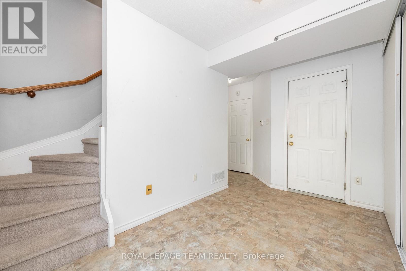Photo 1 of 40 Manhattan Crescent S, Ottawa ON