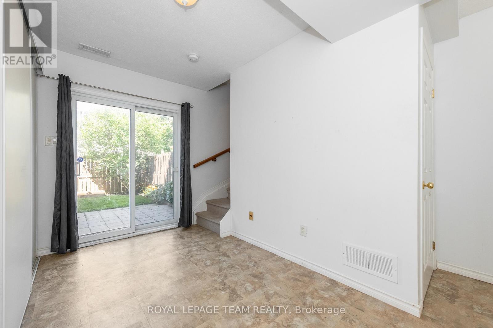 Photo 13 of 40 Manhattan Crescent S, Ottawa ON