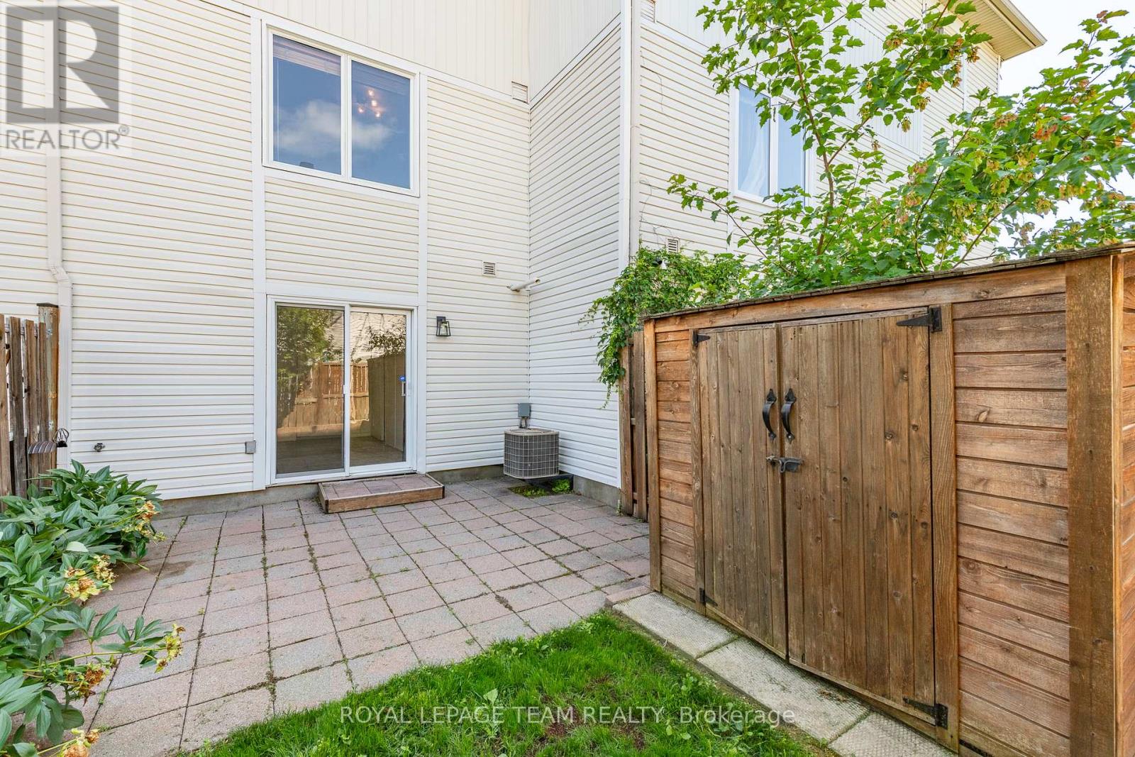 Photo 3 of 40 Manhattan Crescent S, Ottawa ON