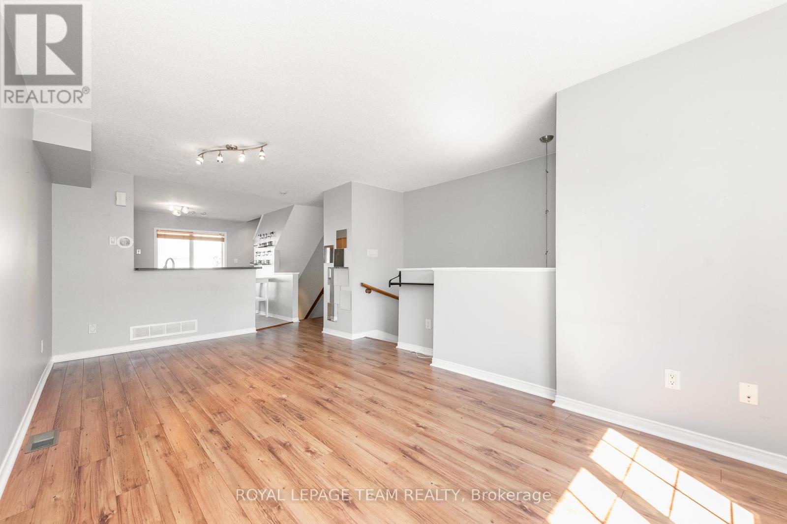 Photo 10 of 40 Manhattan Crescent S, Ottawa ON