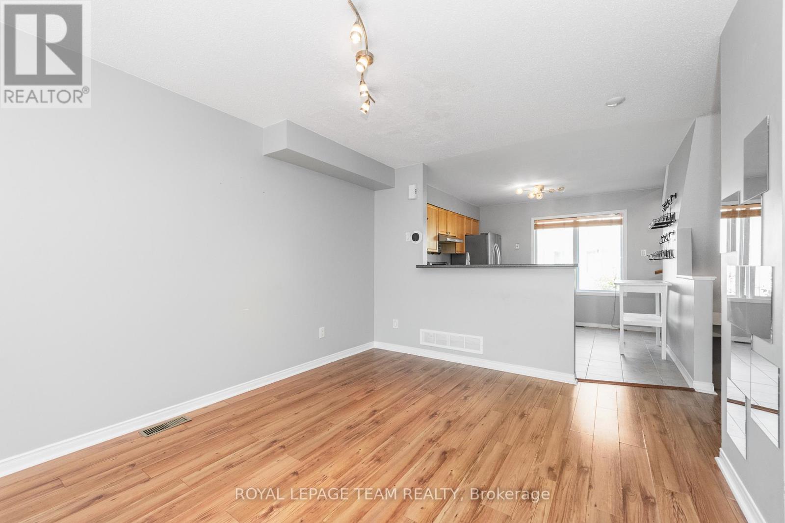 Photo 17 of 40 Manhattan Crescent S, Ottawa ON