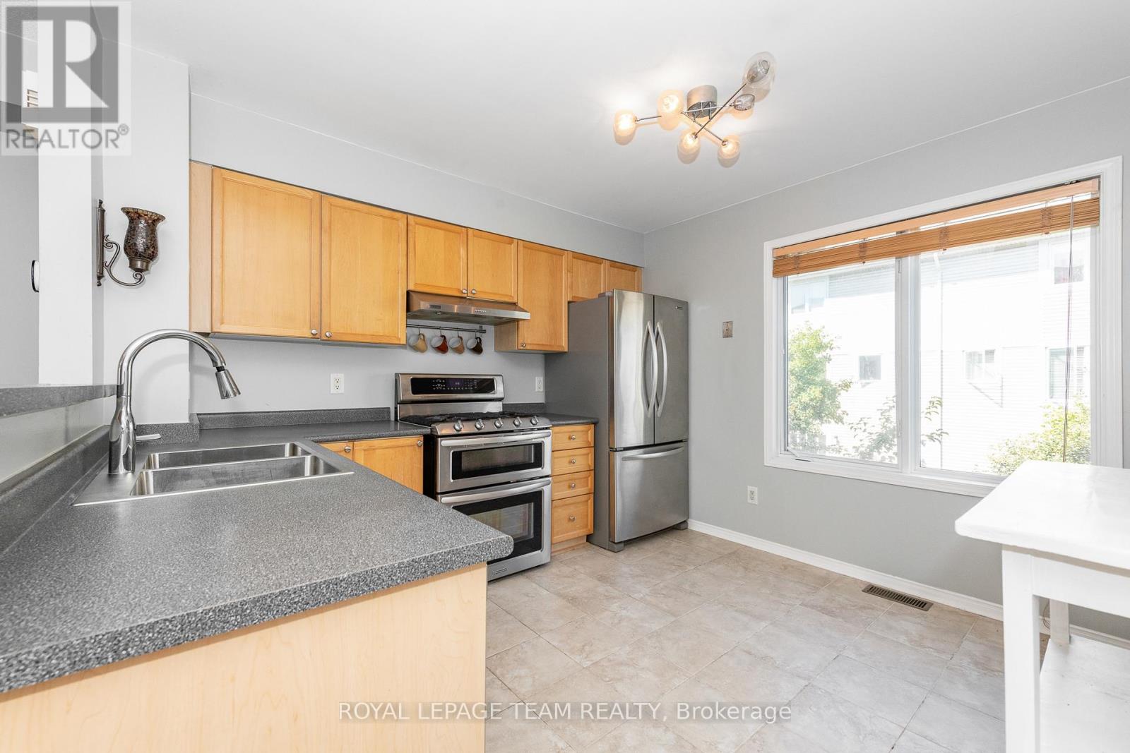 Photo 5 of 40 Manhattan Crescent S, Ottawa ON