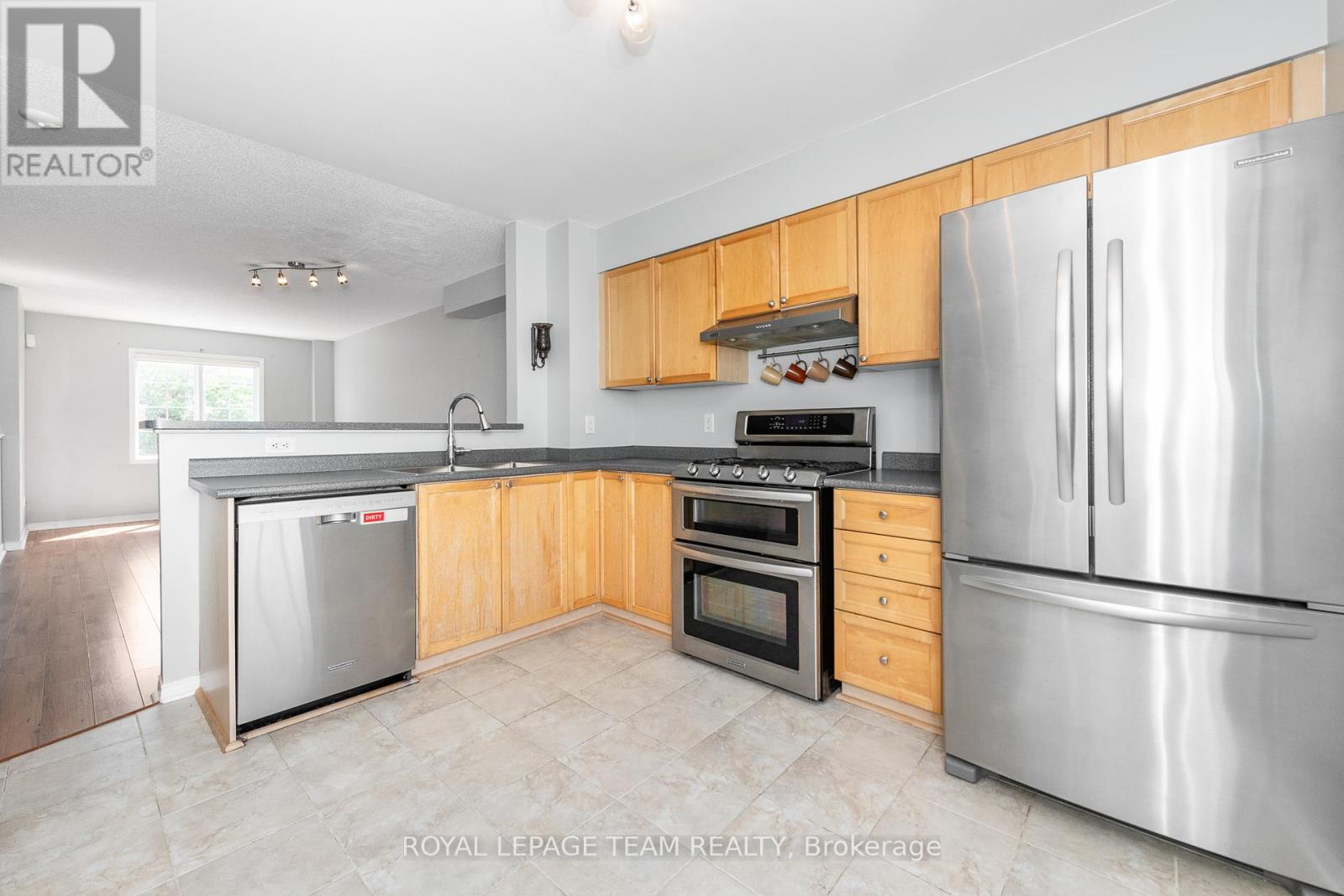 Photo 12 of 40 Manhattan Crescent S, Ottawa ON