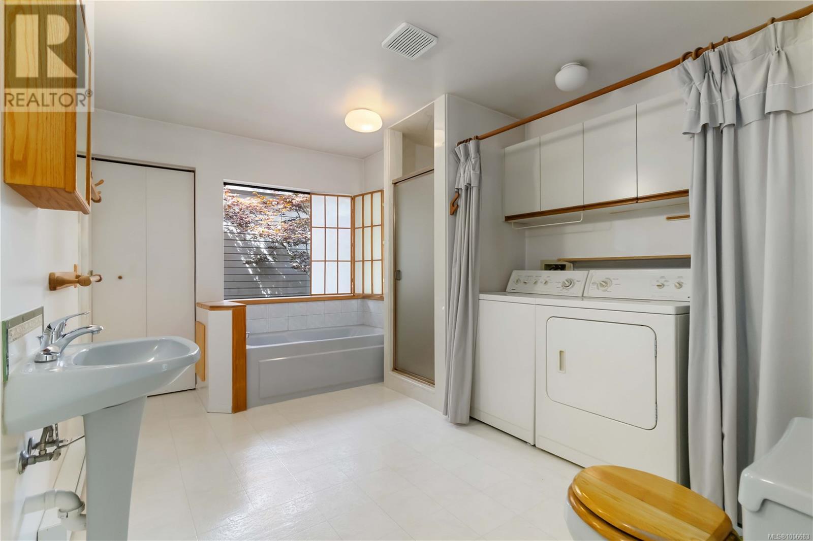 Photo 7 of 2087 Byron St, Oak Bay BC