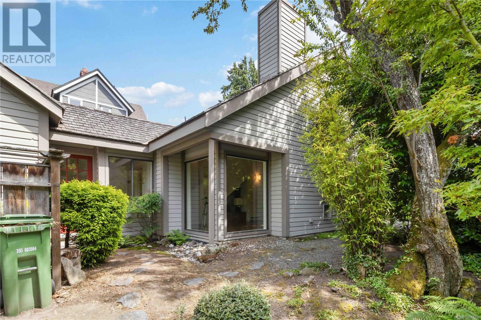 Photo 18 of 2087 Byron St, Oak Bay BC