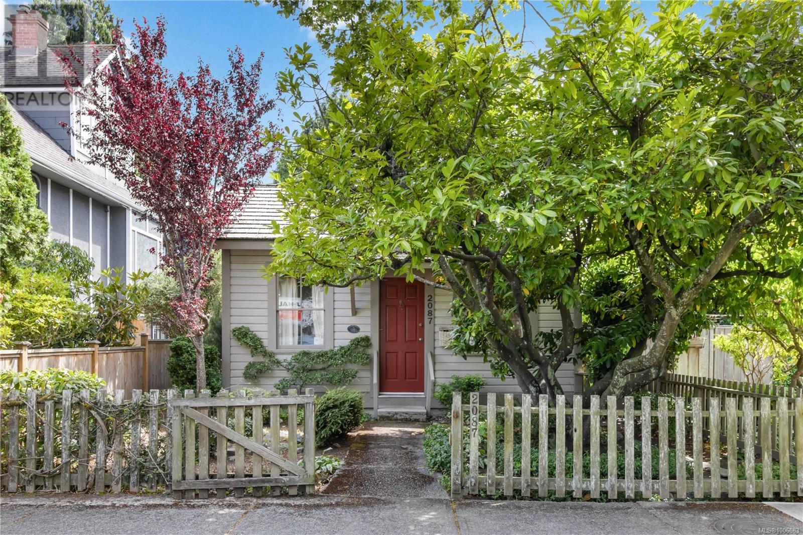 Photo 25 of 2087 Byron St, Oak Bay BC