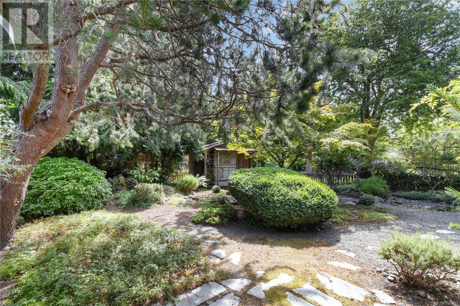 Photo 23 of 2087 Byron St, Oak Bay BC