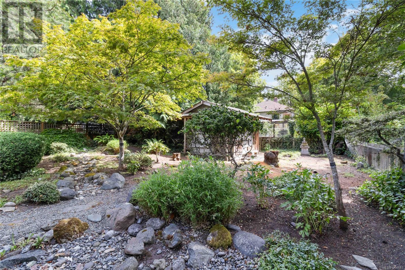 Photo 20 of 2087 Byron St, Oak Bay BC