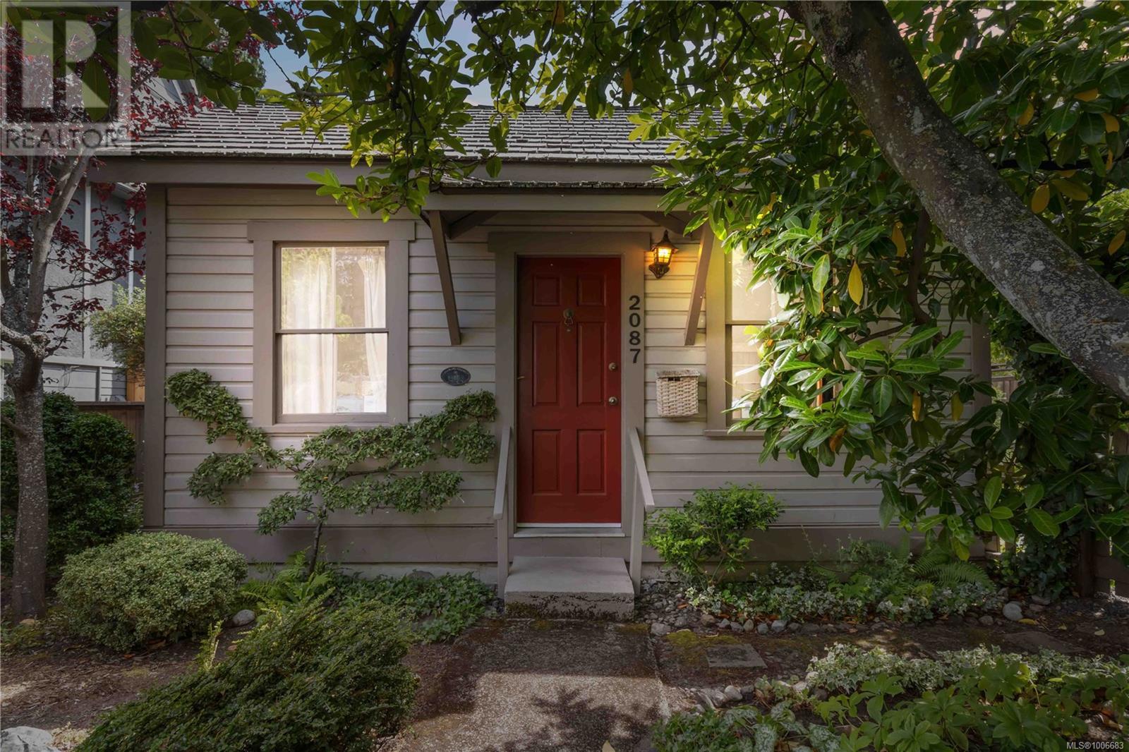 Photo 26 of 2087 Byron St, Oak Bay BC