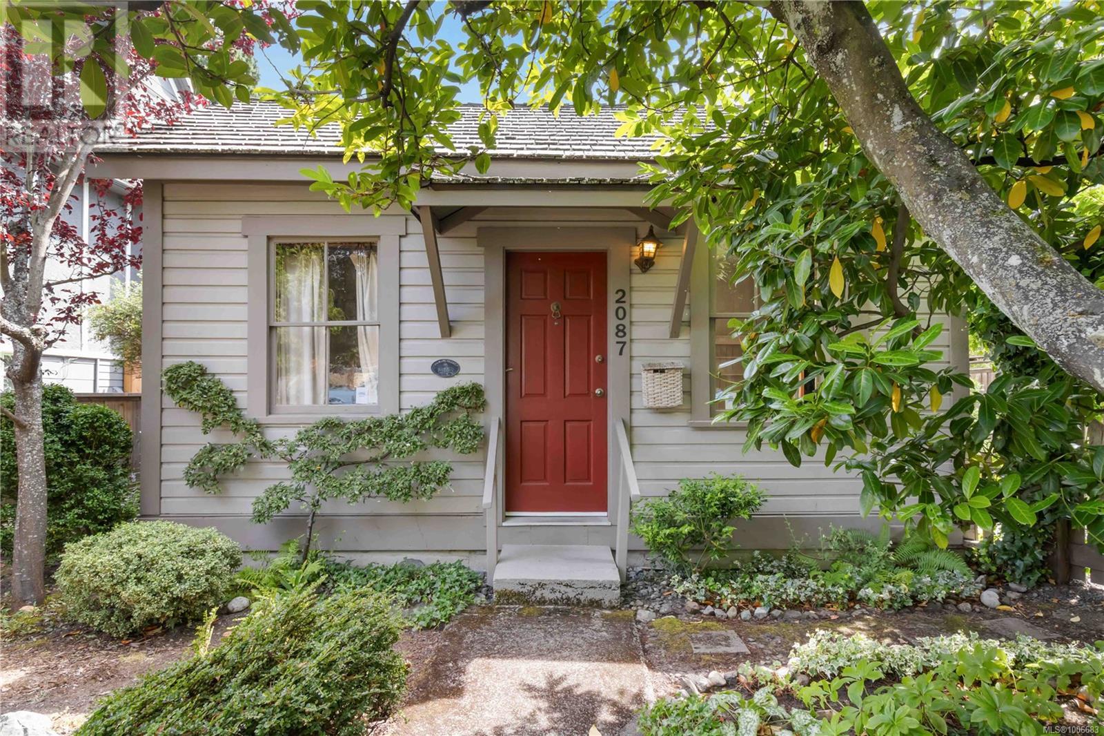 Photo 16 of 2087 Byron St, Oak Bay BC
