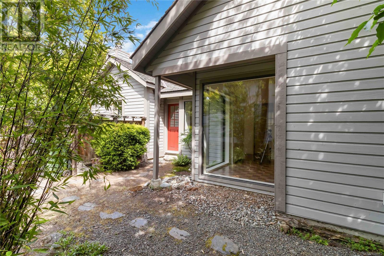 Photo 19 of 2087 Byron St, Oak Bay BC