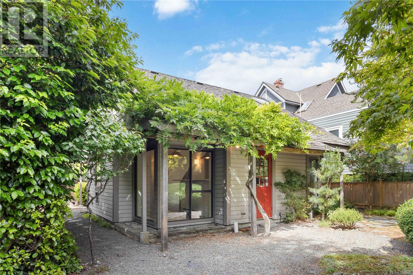 Photo 22 of 2087 Byron St, Oak Bay BC