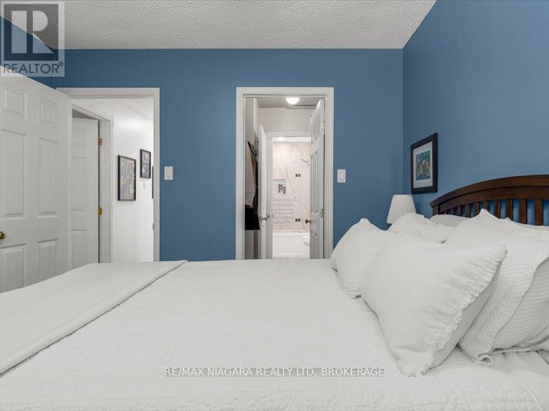 Photo 15 of 2393 Greenbank Trail S, Burlington ON