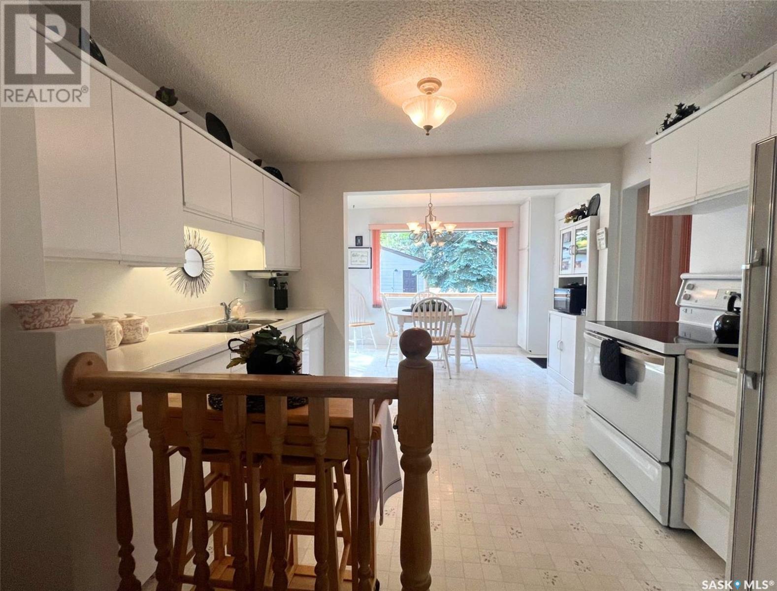 Single Family House Bungalow for Sale in  Grey STREET E Swift Current 