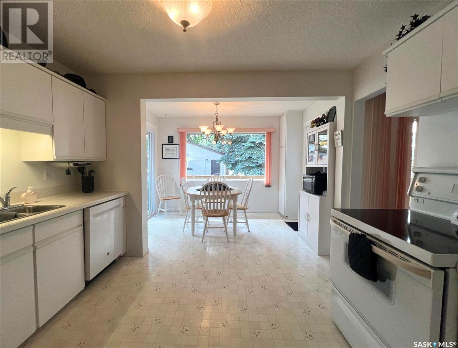 Single Family House Bungalow for Sale in  Grey STREET E Swift Current 